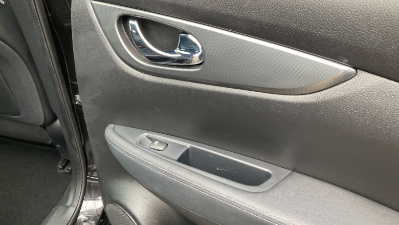 Nissan Qashqai 1.3 DiG-T N-Motion 5dr Petrol Hatchback